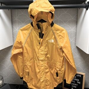 Vintage North Face rain coat. From the 90’s or early 2000’s.  Boys size L